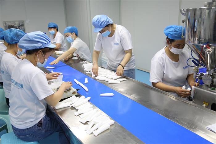 修康藥業膏藥包裝車間